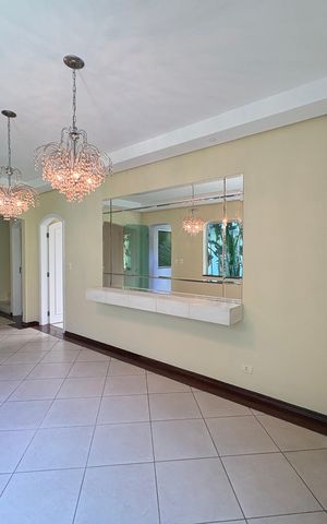 Casa à venda com 341m², 5 quartos e sem vaga Casa à venda com 341m², 5 quartos e sem vagaSala de Jantar