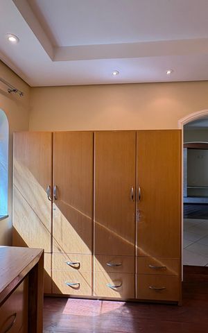 Casa à venda com 341m², 5 quartos e sem vaga Casa à venda com 341m², 5 quartos e sem vagaEscritório