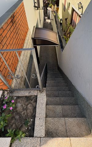 Casa à venda com 341m², 5 quartos e sem vaga Casa à venda com 341m², 5 quartos e sem vagaEscada Lateral Externa