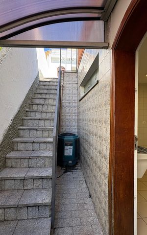 Casa à venda com 341m², 5 quartos e sem vaga Casa à venda com 341m², 5 quartos e sem vagaEscada Lateral Externa
