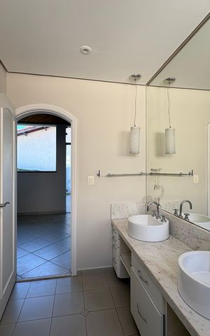 Casa à venda com 341m², 5 quartos e sem vaga Casa à venda com 341m², 5 quartos e sem vagaBanheiro 2