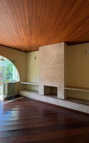 Casa à venda com 341m², 5 quartos e sem vaga Casa à venda com 341m², 5 quartos e sem vagaSala de Lareira