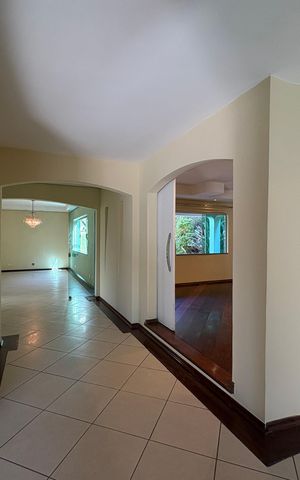 Casa à venda com 341m², 5 quartos e sem vaga Casa à venda com 341m², 5 quartos e sem vagaEntrada