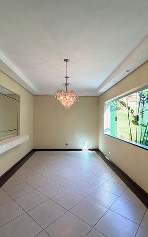 Casa à venda com 341m², 5 quartos e sem vaga Casa à venda com 341m², 5 quartos e sem vagaSala de Jantar