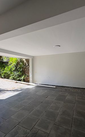 Casa à venda com 341m², 5 quartos e sem vaga Casa à venda com 341m², 5 quartos e sem vagaGaragem