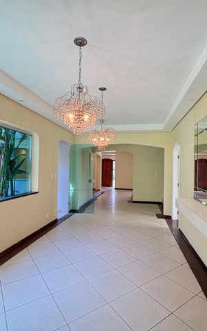 Casa à venda com 341m², 5 quartos e sem vaga Casa à venda com 341m², 5 quartos e sem vagaSala de Jantar