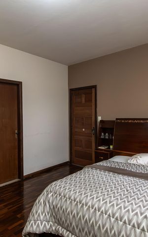 Casa à venda com 420m², 5 quartos e 8 vagas Casa à venda com 420m², 5 quartos e 8 vagasQuarto 4