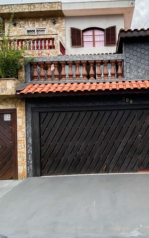 Casa à venda com 145m², 3 quartos e 2 vagas Casa à venda com 145m², 3 quartos e 2 vagasFachada