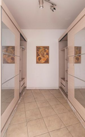 Casa à venda com 340m², 5 quartos e 7 vagas Casa à venda com 340m², 5 quartos e 7 vagasCloset do Quarto 5