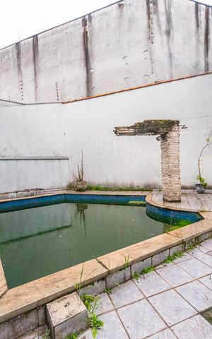 Casa à venda com 340m², 5 quartos e 7 vagas Casa à venda com 340m², 5 quartos e 7 vagasPiscina