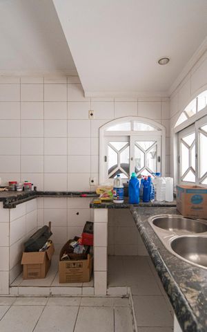 Casa à venda com 340m², 5 quartos e 7 vagas Casa à venda com 340m², 5 quartos e 7 vagasCozinha