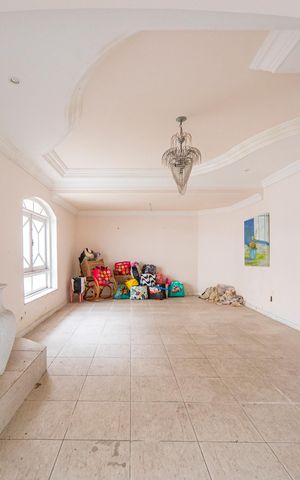 Casa à venda com 340m², 5 quartos e 7 vagas Casa à venda com 340m², 5 quartos e 7 vagasSala