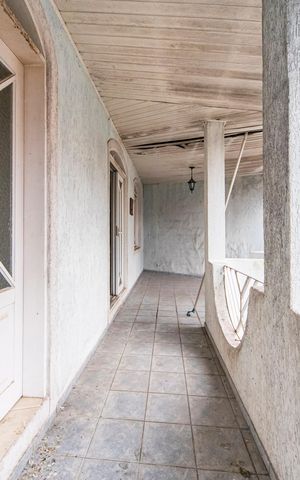 Casa à venda com 340m², 5 quartos e 7 vagas Casa à venda com 340m², 5 quartos e 7 vagasVaranda