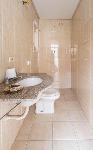 Casa à venda com 340m², 5 quartos e 7 vagas Casa à venda com 340m², 5 quartos e 7 vagasBanheiro da Sala de Jogos
