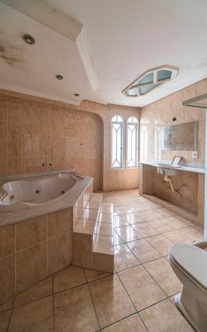 Casa à venda com 340m², 5 quartos e 7 vagas Casa à venda com 340m², 5 quartos e 7 vagasBanheiro do Quarto 5