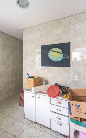Casa à venda com 340m², 5 quartos e 7 vagas Casa à venda com 340m², 5 quartos e 7 vagasVestiário