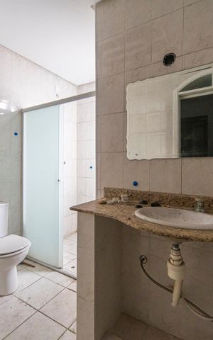 Casa à venda com 340m², 5 quartos e 7 vagas Casa à venda com 340m², 5 quartos e 7 vagasBanheiro do Quarto 4