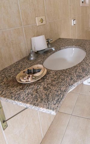 Casa à venda com 340m², 5 quartos e 7 vagas Casa à venda com 340m², 5 quartos e 7 vagasBanheiro da Sala de Jogos