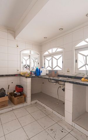 Casa à venda com 340m², 5 quartos e 7 vagas Casa à venda com 340m², 5 quartos e 7 vagasCozinha