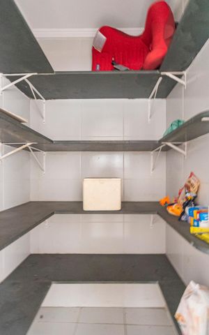 Casa à venda com 340m², 5 quartos e 7 vagas Casa à venda com 340m², 5 quartos e 7 vagasDespensa