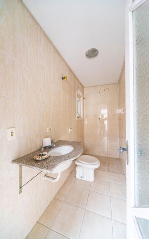 Casa à venda com 340m², 5 quartos e 7 vagas Casa à venda com 340m², 5 quartos e 7 vagasBanheiro da Sala de Jogos