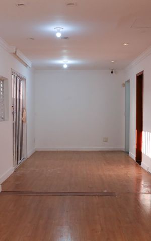 Casa à venda com 158m², 2 quartos e 2 vagas Casa à venda com 158m², 2 quartos e 2 vagasSala
