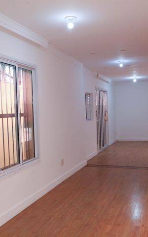 Casa à venda com 158m², 2 quartos e 2 vagas Casa à venda com 158m², 2 quartos e 2 vagasSala