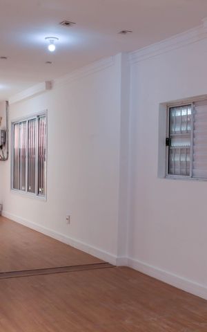 Casa à venda com 158m², 2 quartos e 2 vagas Casa à venda com 158m², 2 quartos e 2 vagasSala