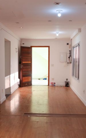 Casa à venda com 158m², 2 quartos e 2 vagas Casa à venda com 158m², 2 quartos e 2 vagasSala