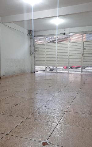 Casa à venda com 220m², 6 quartos e 2 vagas Casa à venda com 220m², 6 quartos e 2 vagasÁrea externa