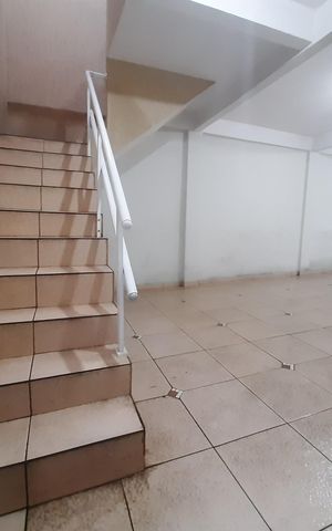 Casa à venda com 220m², 6 quartos e 2 vagas Casa à venda com 220m², 6 quartos e 2 vagasÁrea externa
