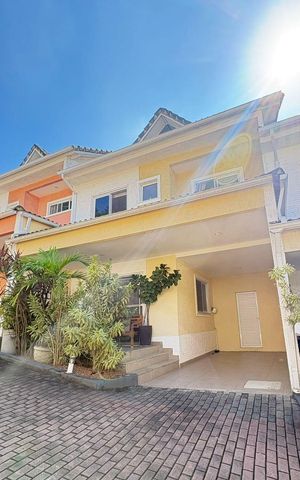 Casa de condomínio à venda com 232m², 3 quartos e 1 vagaFachada