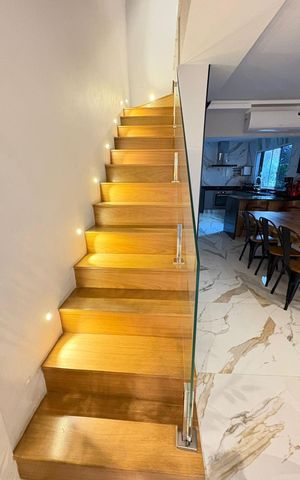 Casa de condomínio à venda com 232m², 3 quartos e 1 vagaEscada