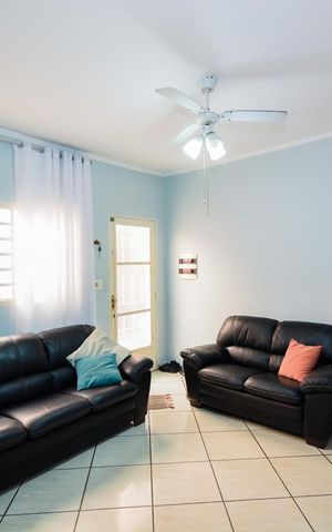 Casa à venda com 214m², 3 quartos e 3 vagasSala