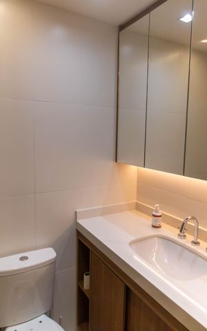 Apartamento à venda com 99m², 2 quartos e 2 vagas Apartamento à venda com 99m², 2 quartos e 2 vagasBanheiro da Suíte