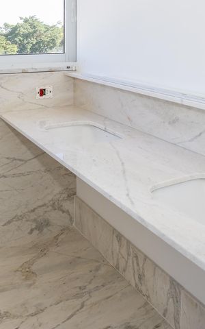 Apartamento à venda com 220m², 3 quartos e 2 vagas Apartamento à venda com 220m², 3 quartos e 2 vagasBanheiro da Suíte 1