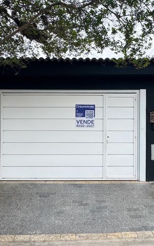 Casa à venda com 240m², 3 quartos e 2 vagas Casa à venda com 240m², 3 quartos e 2 vagasFachada