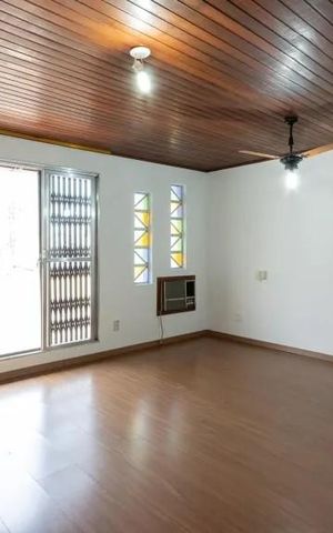 Casa à venda com 230m², 4 quartos e 2 vagasSuíte