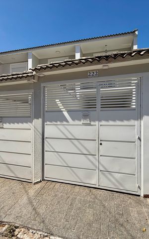 Casa à venda com 101m², 3 quartos e 2 vagas Casa à venda com 101m², 3 quartos e 2 vagasFachada