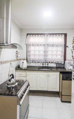 Casa de condomínio à venda com 308m², 4 quartos e 4 vagas Casa de condomínio à venda com 308m², 4 quartos e 4 vagasCozinha