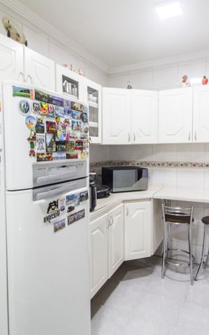 Casa de condomínio à venda com 308m², 4 quartos e 4 vagas Casa de condomínio à venda com 308m², 4 quartos e 4 vagasCozinha