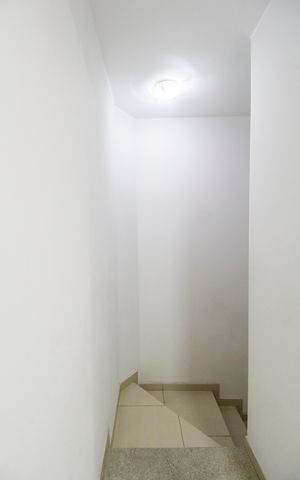 Casa de condomínio à venda com 308m², 4 quartos e 4 vagas Casa de condomínio à venda com 308m², 4 quartos e 4 vagasEscada
