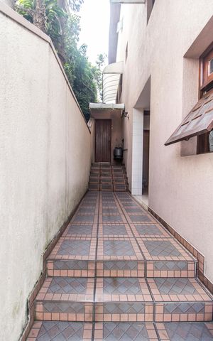 Casa de condomínio à venda com 308m², 4 quartos e 4 vagas Casa de condomínio à venda com 308m², 4 quartos e 4 vagasCorredor