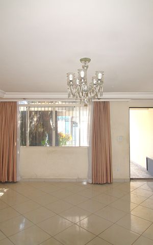 Casa à venda com 142m², 3 quartos e 2 vagasSala