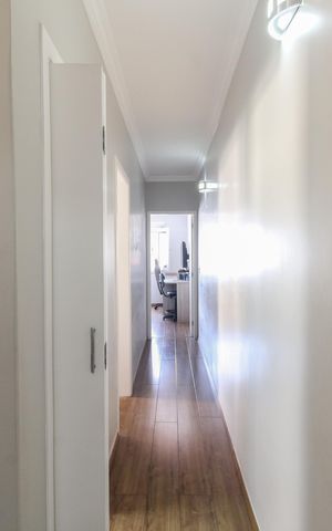 Casa à venda com 170m², 3 quartos e 2 vagas Casa à venda com 170m², 3 quartos e 2 vagasCorredor de Acesso aos Quartos