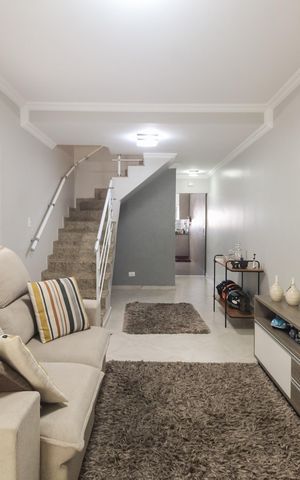 Casa à venda com 170m², 3 quartos e 2 vagas Casa à venda com 170m², 3 quartos e 2 vagasSala
