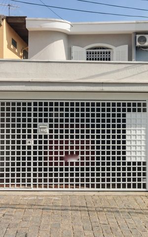 Casa à venda com 170m², 3 quartos e 2 vagas Casa à venda com 170m², 3 quartos e 2 vagasFachada