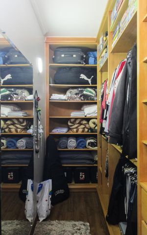 Casa à venda com 170m², 3 quartos e 2 vagas Casa à venda com 170m², 3 quartos e 2 vagasSuíte - Closet