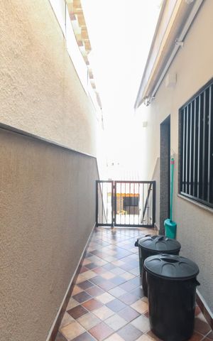 Casa à venda com 170m², 3 quartos e 2 vagas Casa à venda com 170m², 3 quartos e 2 vagasCorredor Lateral
