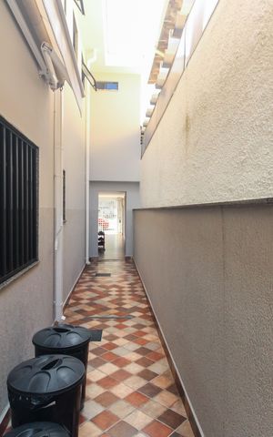 Casa à venda com 170m², 3 quartos e 2 vagas Casa à venda com 170m², 3 quartos e 2 vagasCorredor Lateral